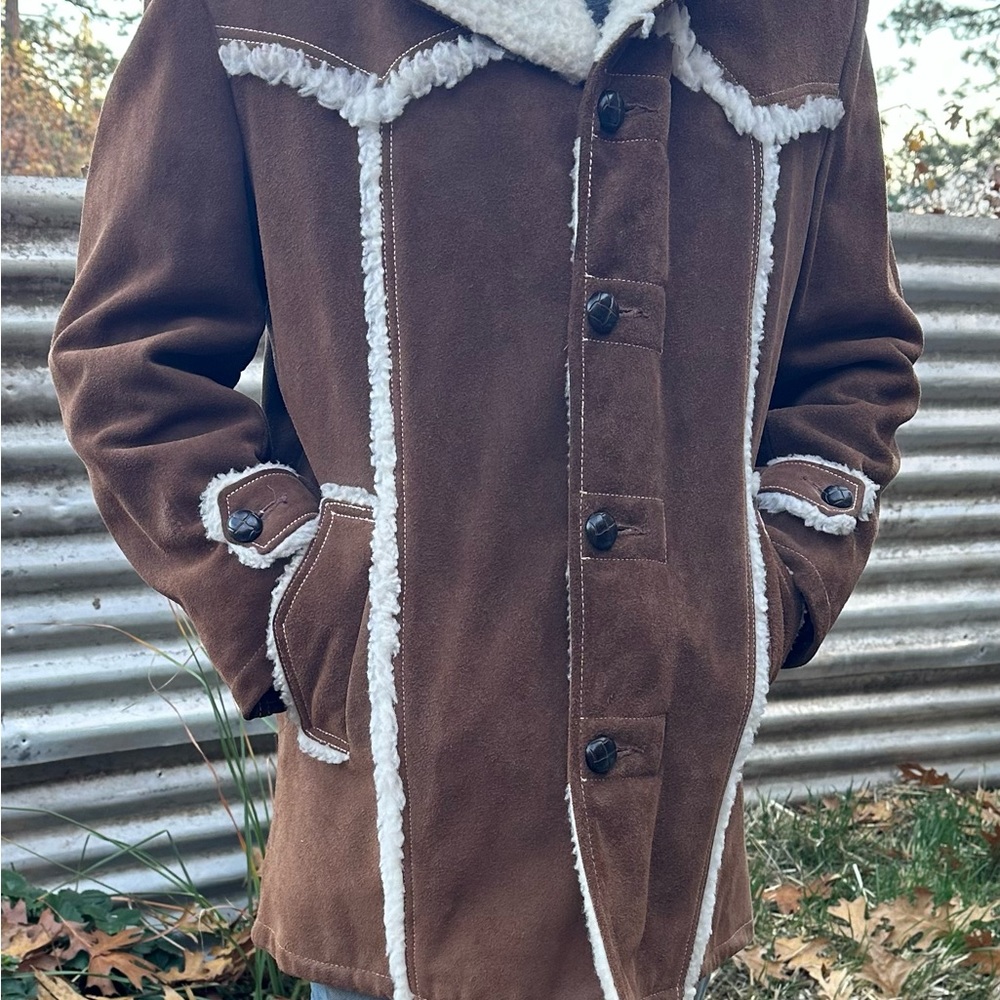 1970s excellent shape vintage suede men’s coat. Fully fleece lined.